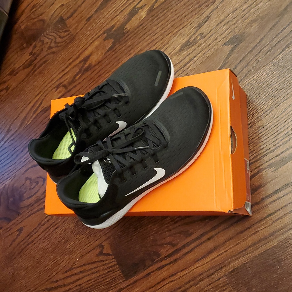 Nike Womens Free Run Black and White Athletic Shoes